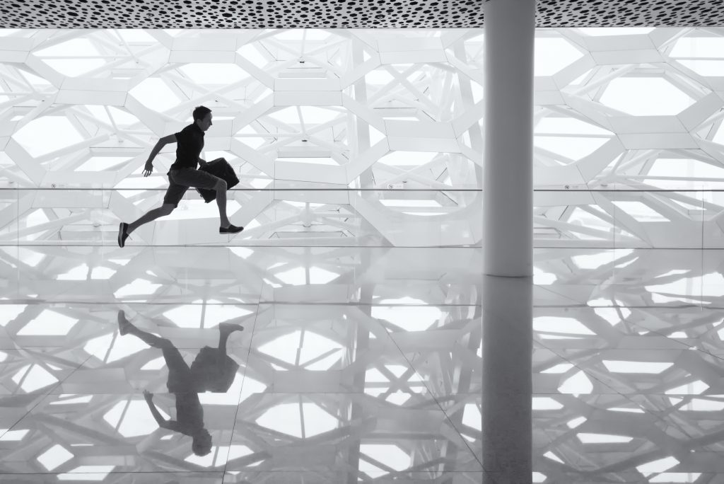 „Running in an airport“ Fotograf: Andy Beales Ort: Shenzhen Bao'an International Airport, Shenzhen, China Veröffentlicht: 23. Dezember 2015 (laut ChatGPT)